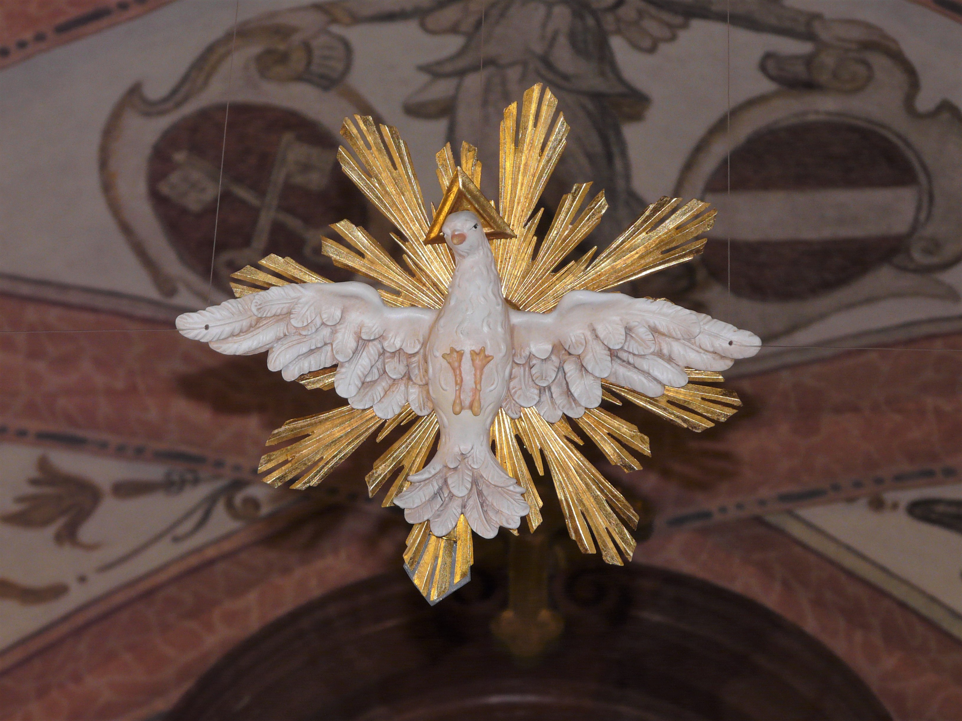 An einer Aufhängung schwebte die neu restaurierte Geilig-Geist-Taube beim vorabendlichen Pfingstgottesdienst in Aufham über den Köpfen der Gottesdienstbesucher.  